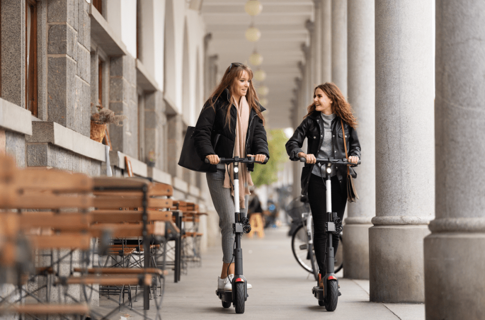 ragazze su monopattino elettrico