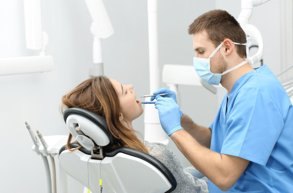 Odontoiatra effettua un intervento coperto da assicurazione medici