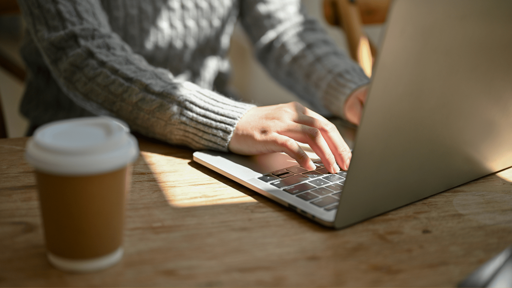 professionista che scrive al computer con tutela legale