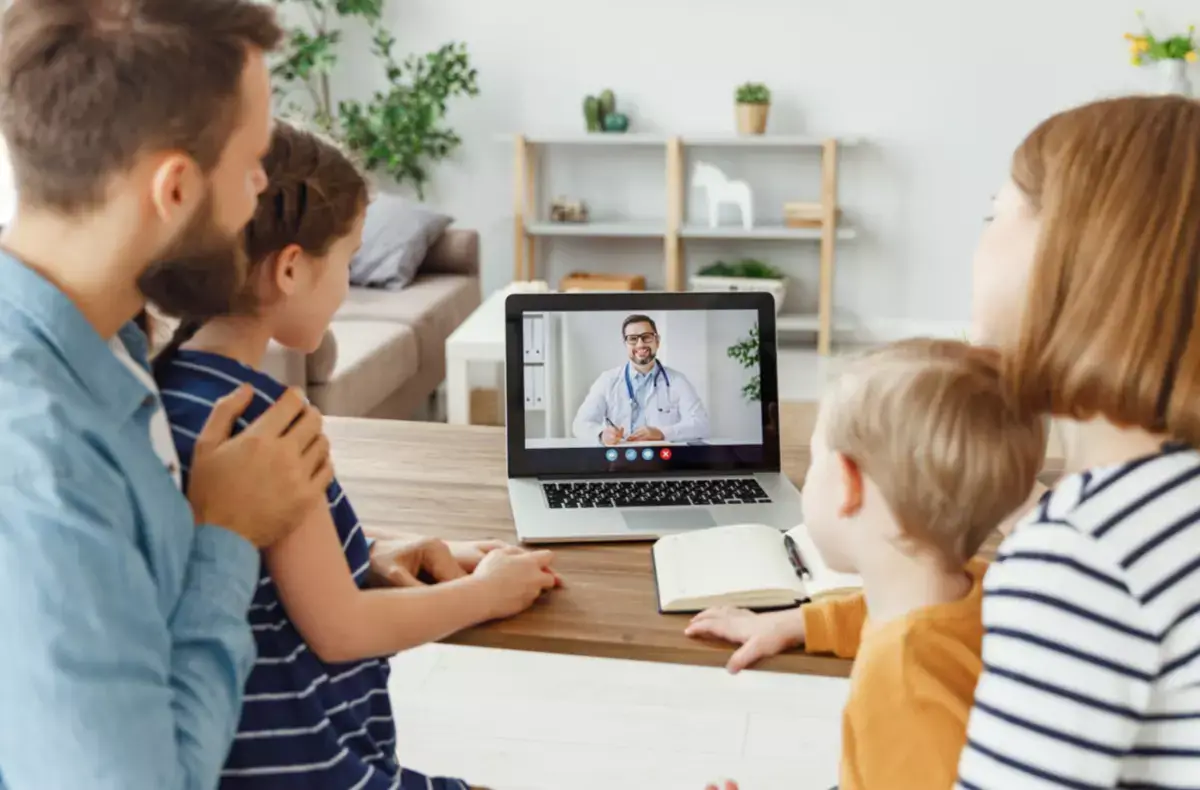 Genitori e figli con assicurazione sanitaria privata ricevono consulto dottore