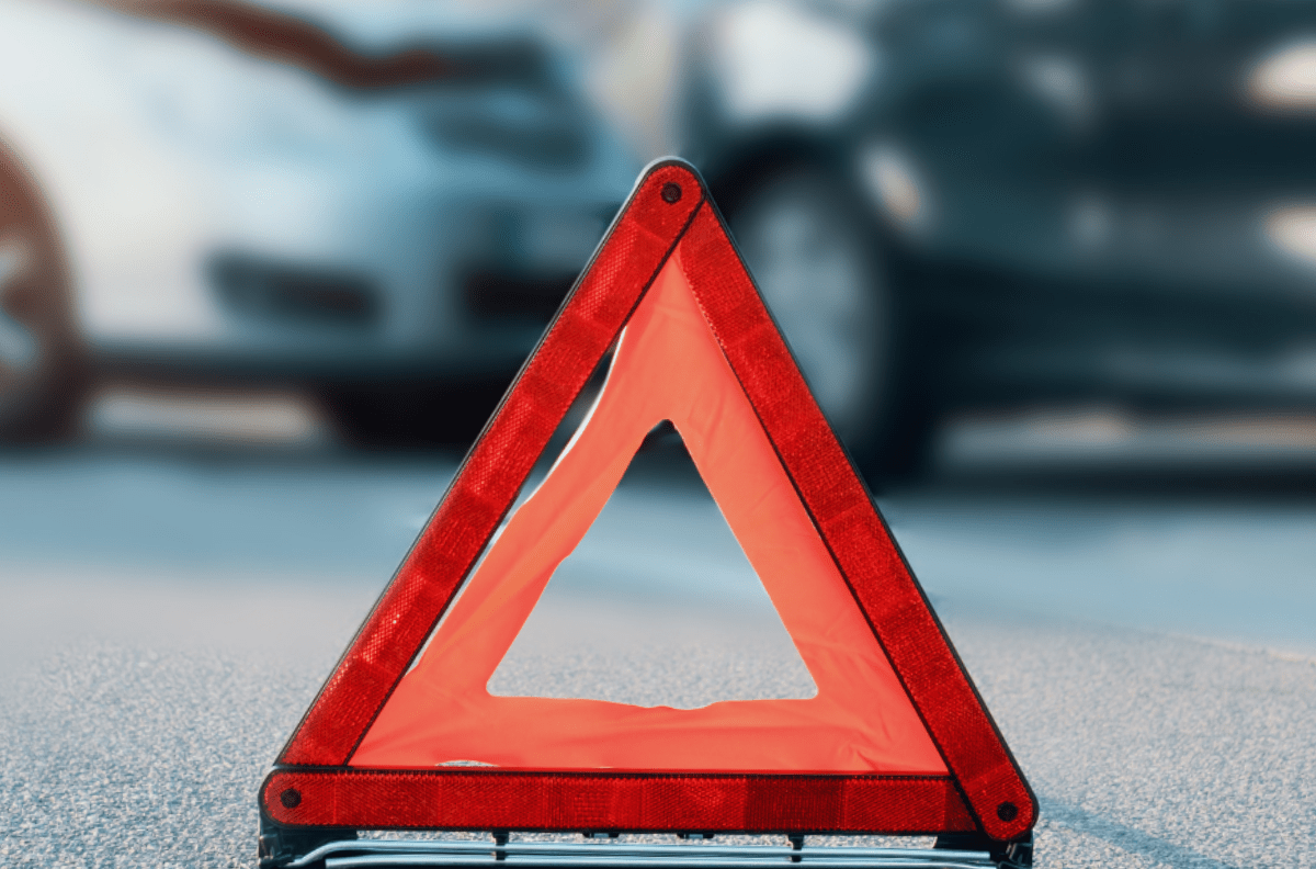 Triangolo stradale che segnala un incidente