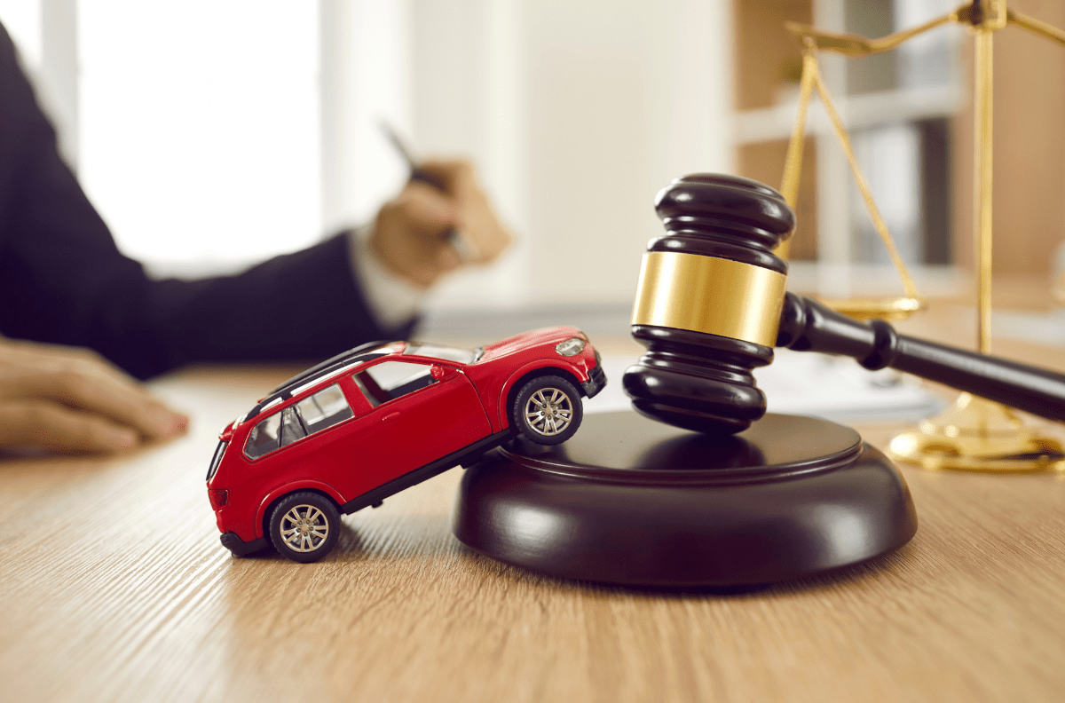 martelletto da giudice e auto che rappresentano la tutela legale per la mobilità