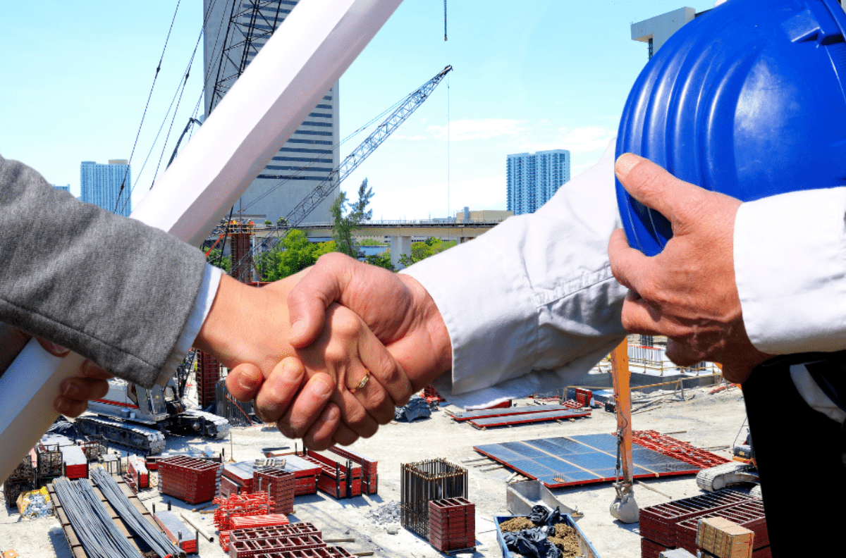 stretta di mano che sancisce assicurazione edile