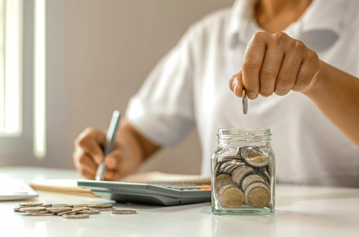 persona che risparmia grazie alla pensione integrativa