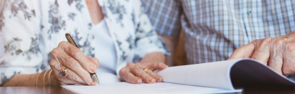 Anziani che stanno sottoscrivendo Polizza LTC