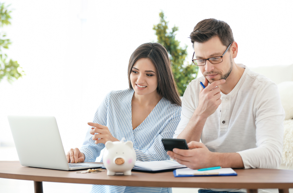 Giovane coppia calcola interesse composto maturato