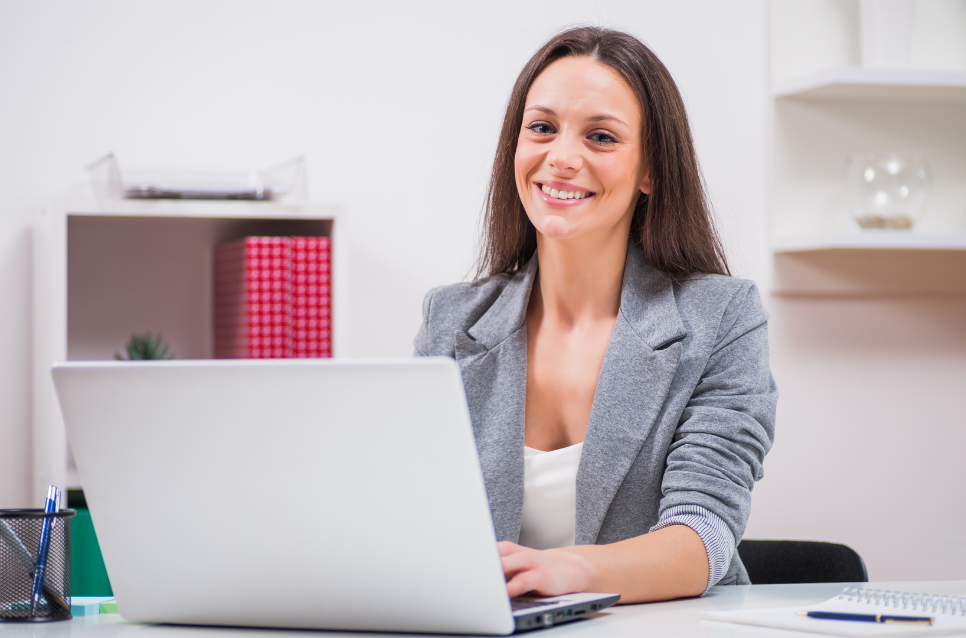 Lavoratrice al PC sceglie dove destinare il proprio fondo pensione