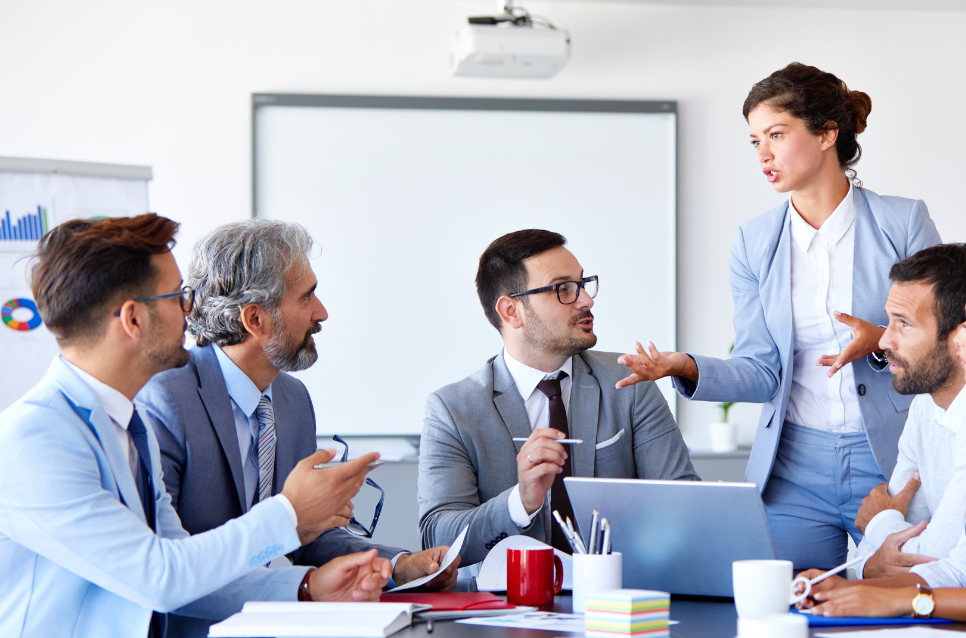 Manager aziendali riuniti prendono decisioni importanti